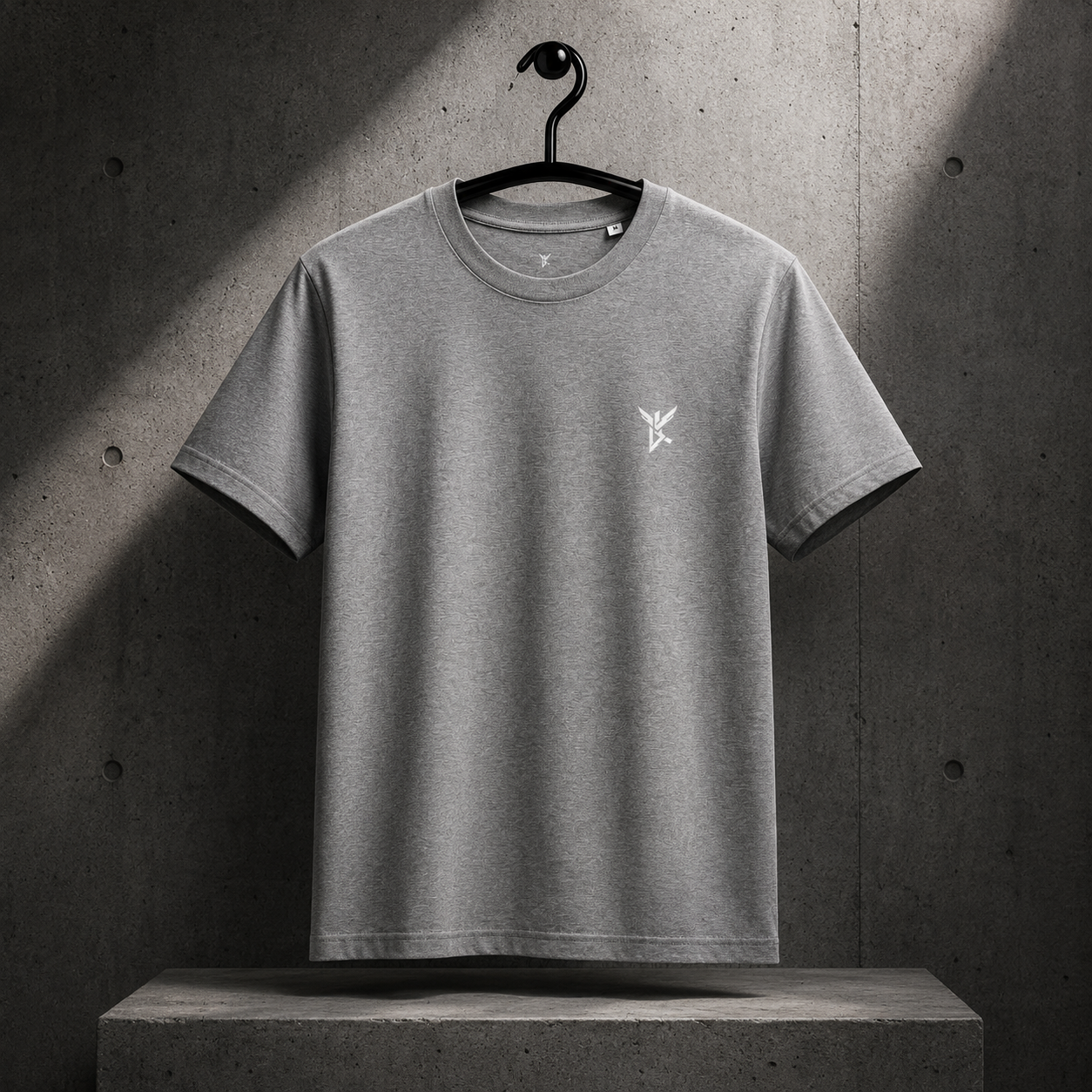 Essential Tee Brustlogo