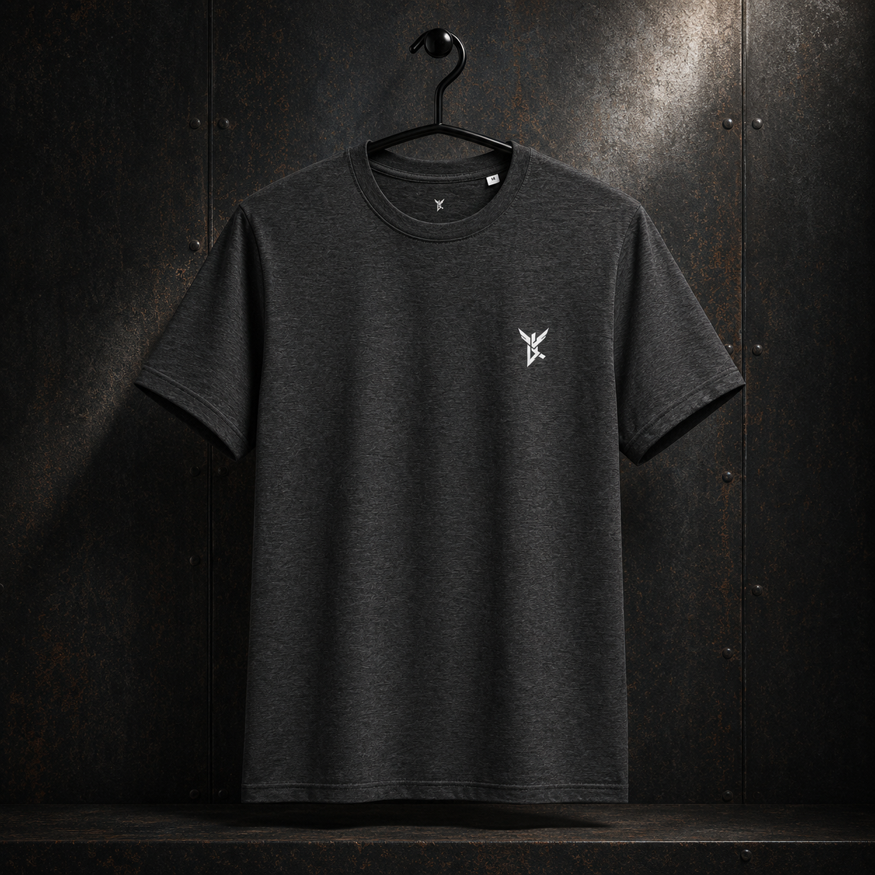 Essential Tee Brustlogo
