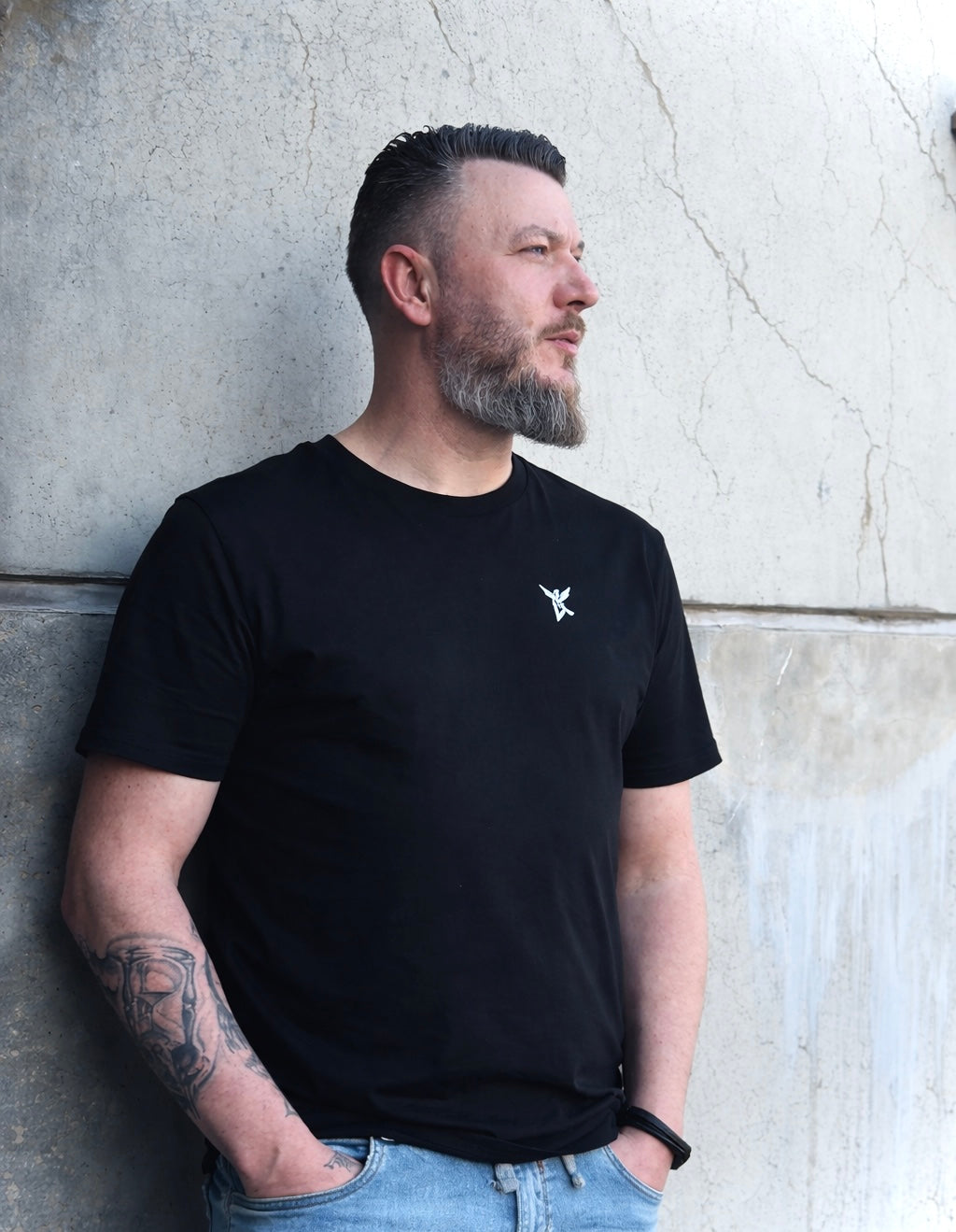 Essential Tee Brustlogo