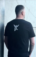 Essential Tee Rückenlogo