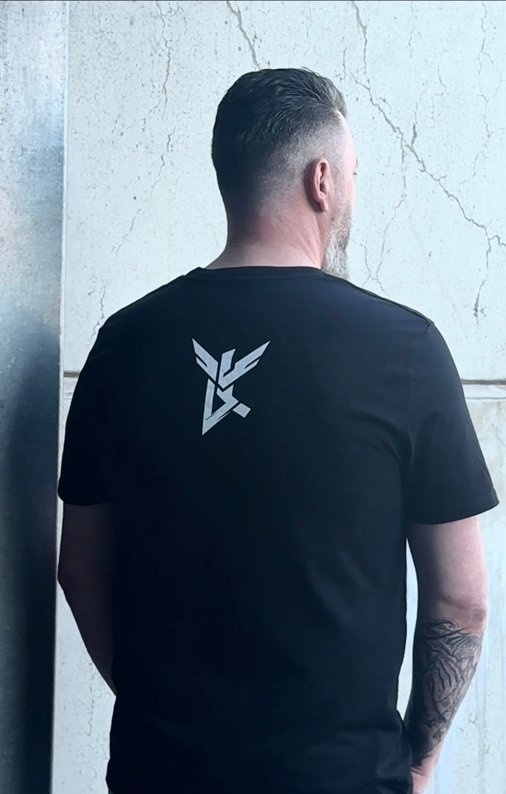 Essential Tee Rückenlogo