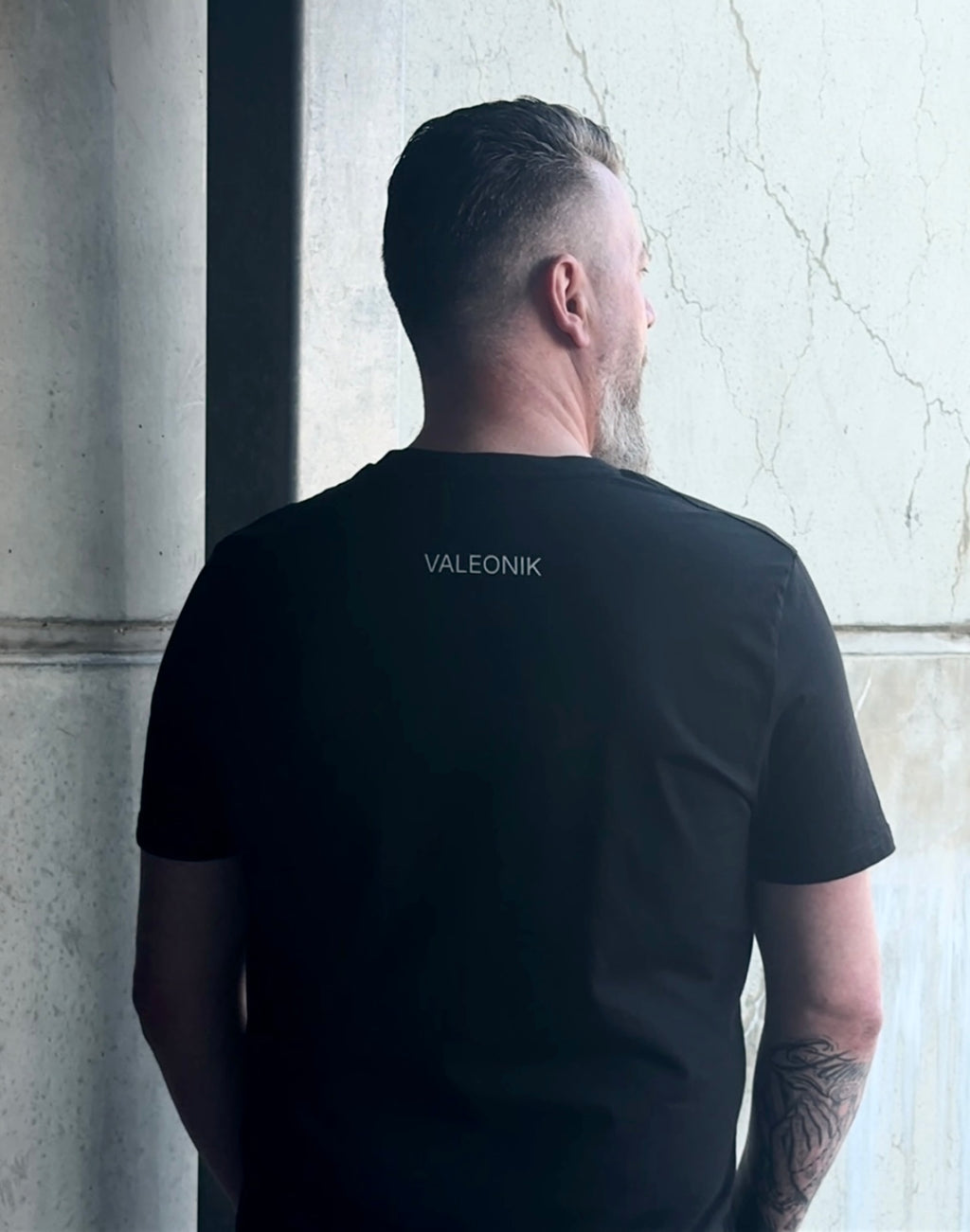 Essential Tee Rückentypografie
