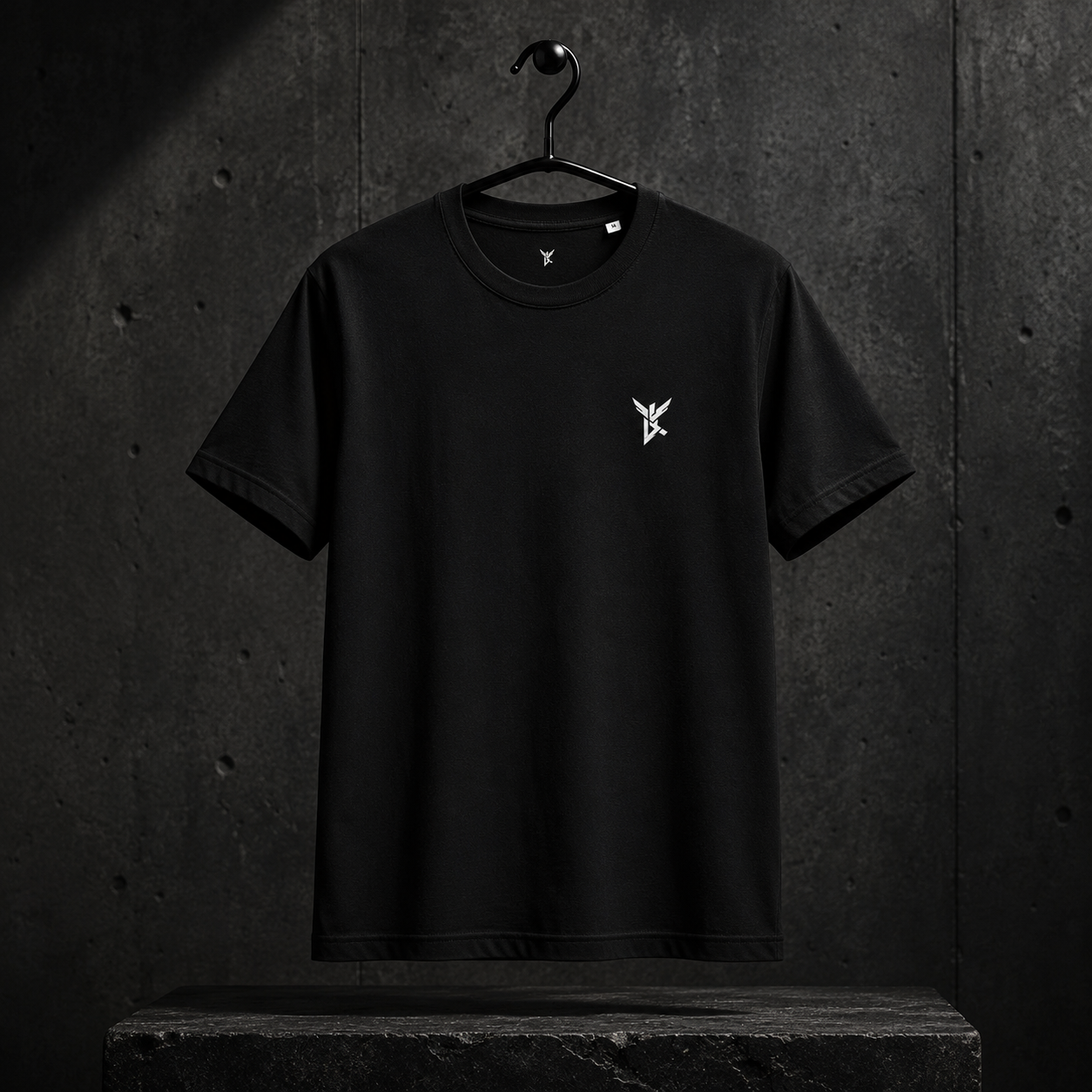 Essential Tee Brustlogo