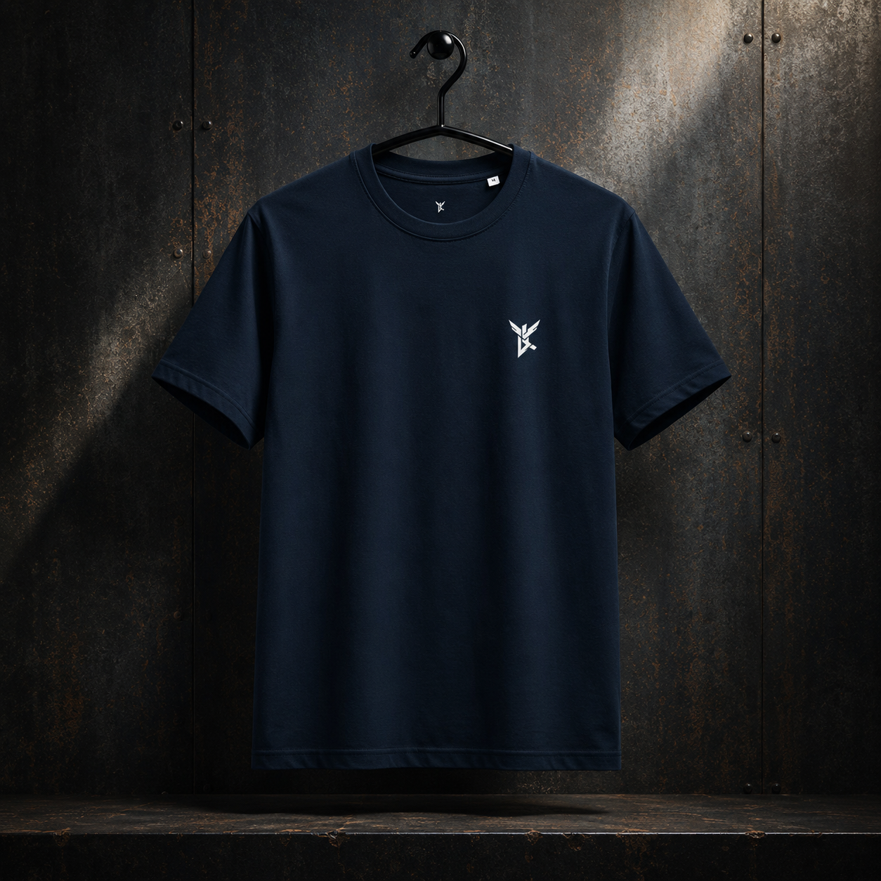 Essential Tee Brustlogo