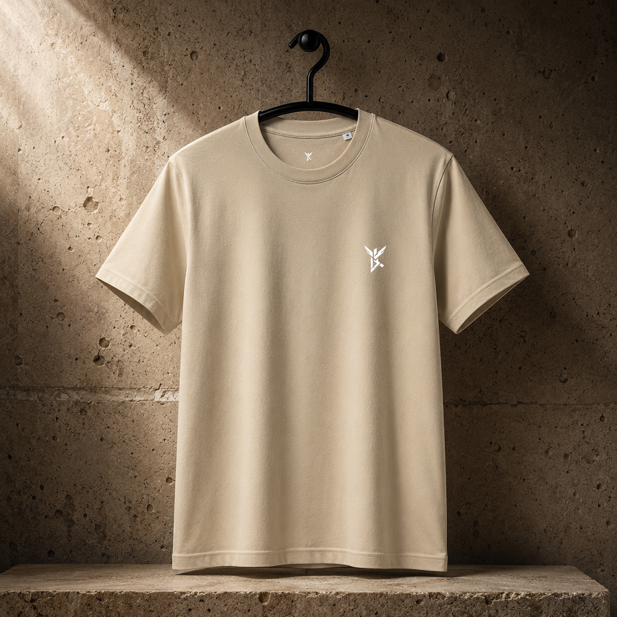 Essential Tee Brustlogo